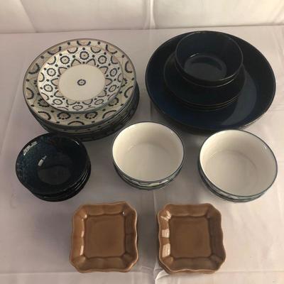 Lot 26 - Serving and Dining Ware