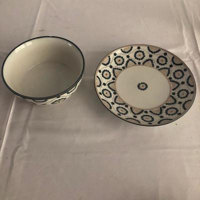 Lot 26 - Serving and Dining Ware