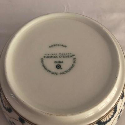Lot 26 - Serving and Dining Ware