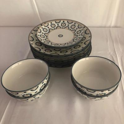 Lot 26 - Serving and Dining Ware