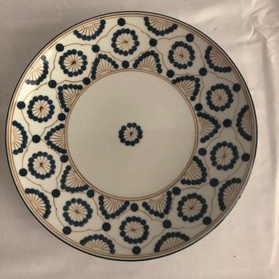 Lot 26 - Serving and Dining Ware