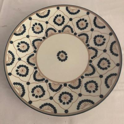 Lot 26 - Serving and Dining Ware