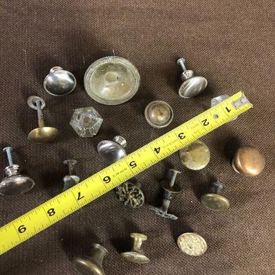 #205 ANTIQUE GLASS, PLASTIC AND BRASS: KNOBS