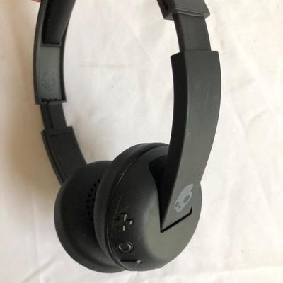 Lot 69 - Skull Candy, Apple Ear Buds/Shuffle and Power Bank