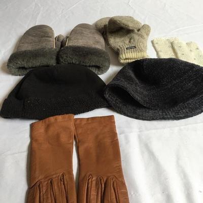 Lot 87 - Ladies Scarves, Gloves & Hats