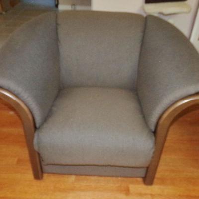 LOT 8  ARMED LOUNGE CHAIR