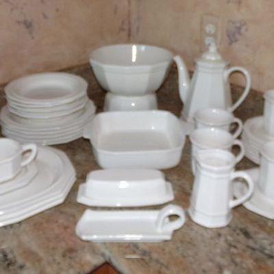 LOT 106  PFALTZGRAFF DINNERWARE