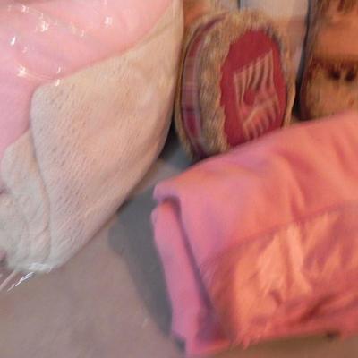 LOT 126  BLANKETS AND THROW PILLOWS