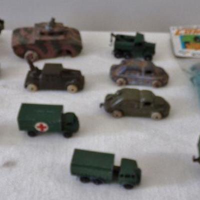 LOT 163  LARGE LOT OF MILITARY TOY VEHICLES