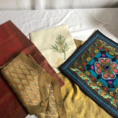 Lot 100 - Assorted Placemats, Napkins and Table Linens