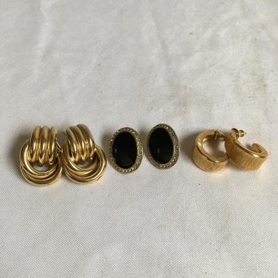Lot 122 - Gold Colored Jewelry 
