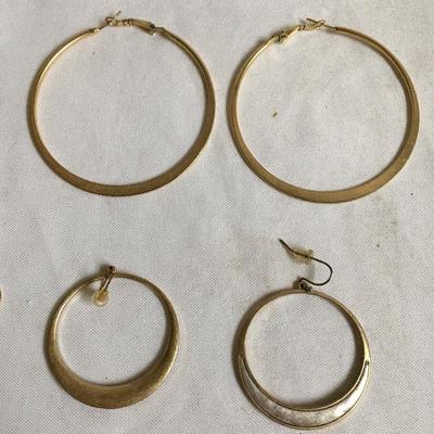 Lot 122 - Gold Colored Jewelry 