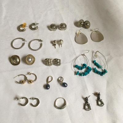 Lot 123 - Silver Colored Earrings 