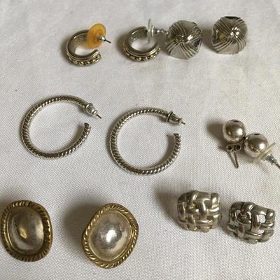 Lot 123 - Silver Colored Earrings 