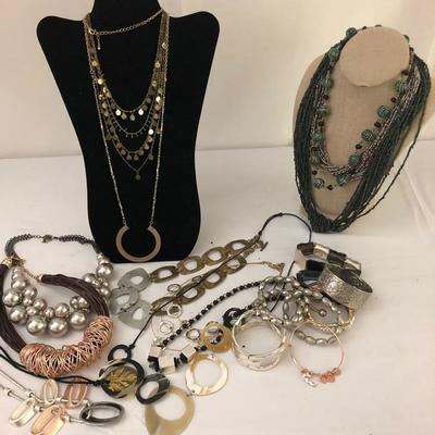 Lot 141 - Oodles of Costume Jewlry