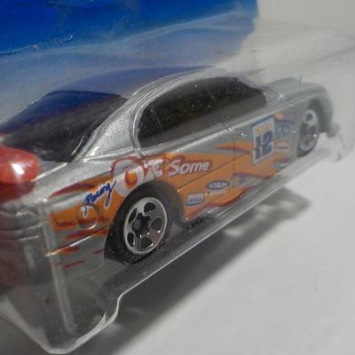2 vintage 2000 hot wheels...