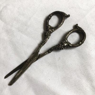 Lot 155 - Antique and Vintage Sewing Tools