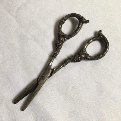 Lot 155 - Antique and Vintage Sewing Tools