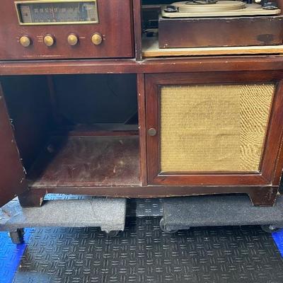 Vintage Cabinet Radio/ Turntable