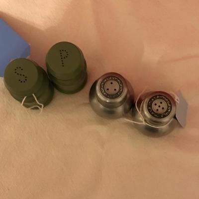 Lot 25 Salt & Pepper shaker set