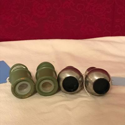 Lot 25 Salt & Pepper shaker set