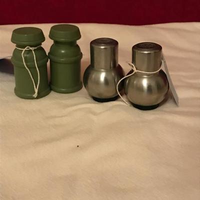Lot 25 Salt & Pepper shaker set