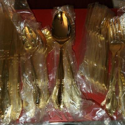 Gold Tone 40 piece silverware set