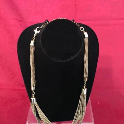 Lot 33 Costume jewelry