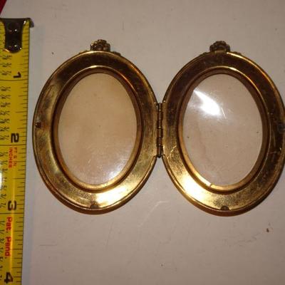 Vintage Gold Tone Over sized Photograph Locket