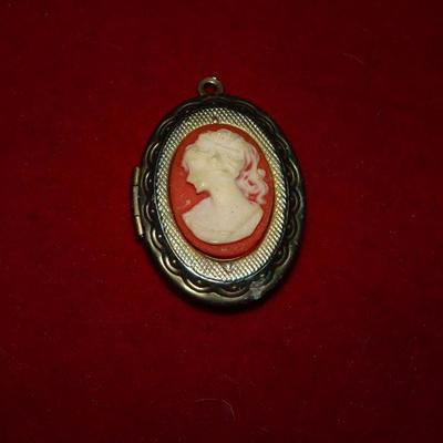Sweet Little Cameo Locket Victorian Photograph Locket