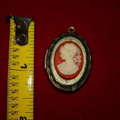 Sweet Little Cameo Locket Victorian Photograph Locket