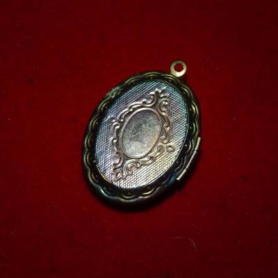 Sweet Little Cameo Locket Victorian Photograph Locket