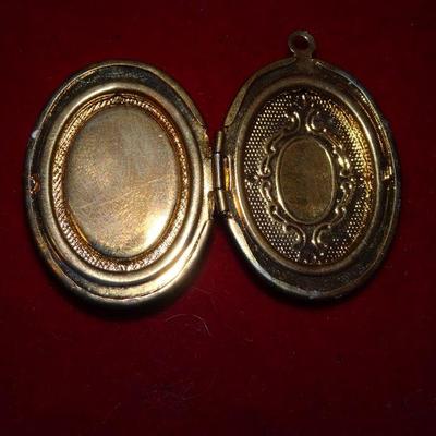 Sweet Little Cameo Locket Victorian Photograph Locket