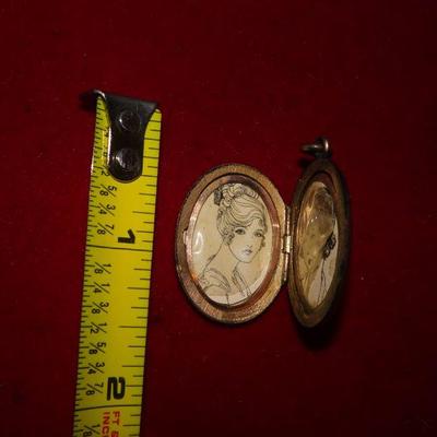 Letter G Gold Tone Locket, Photograph Locket, Hand Drawings inside 