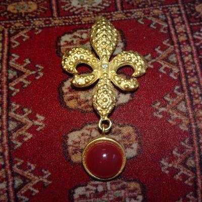 Fleur De Lis Gold Tone Brooch w/dangle pendant