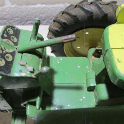3-019 John Deere Model Tractor