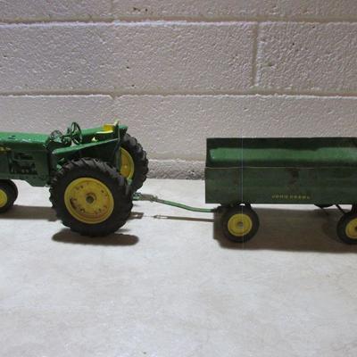 3-022 John Deere Model Tractor and Trailer