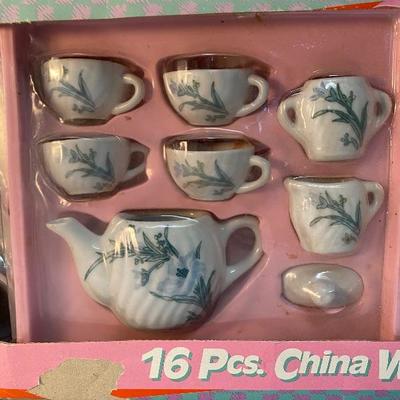 16 Piece Child's Porcelain Tea Set