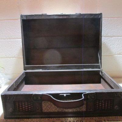 3-029 woven bamboo and wooden display trunk