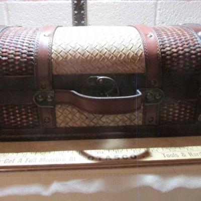 3-029 woven bamboo and wooden display trunk