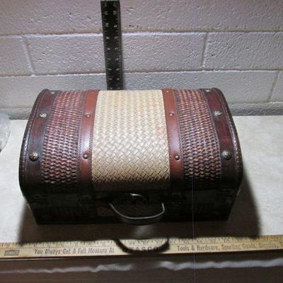 3-029 woven bamboo and wooden display trunk