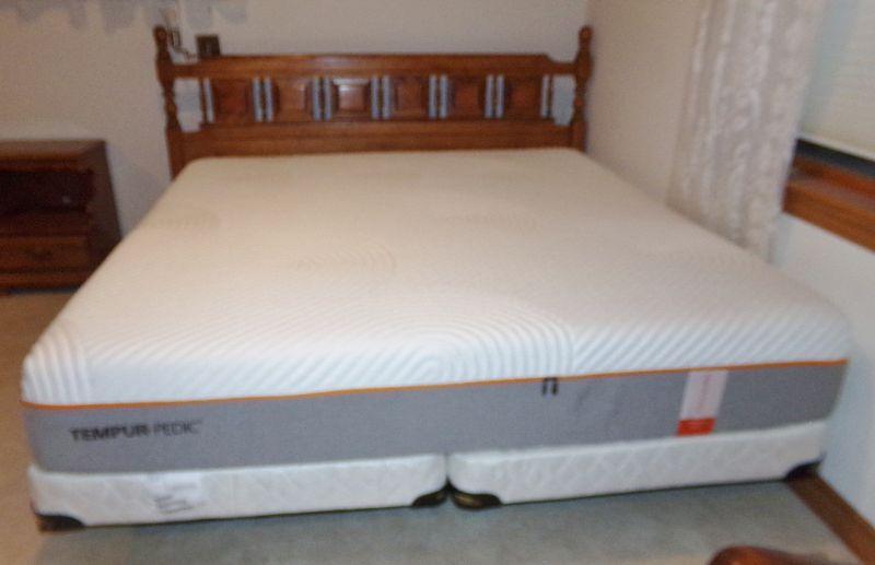 LOT 121 KING SIZE TEMPURPEDIC BED