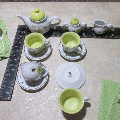 3-036  Busy Bee Tea Set by Schylling