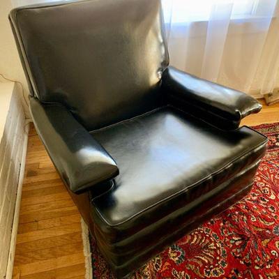 LOT 10 LARGE SCALE BLACK LEATHER ARMCHAIR
