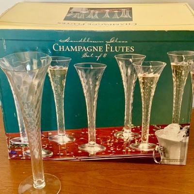 LOT 51 BOXED SET OF HAND BLOWN GLASS CHAMPAGNE FLUTES SET OF 10
