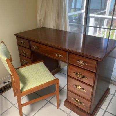 Lot # 624 Vintage Desk with MCM Chair 