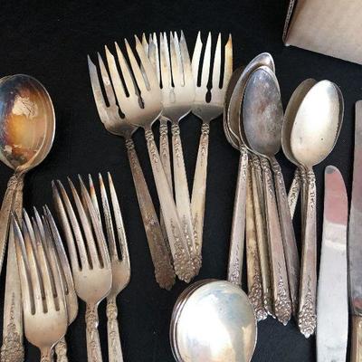 D25: King Edward Moss Rose Silver-plated Flatware 1949 lot