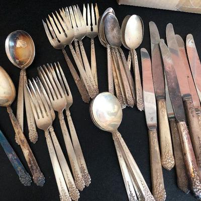 D25: King Edward Moss Rose Silver-plated Flatware 1949 lot