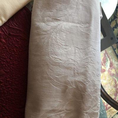 D32: Tablecloth/ Napkin Lot