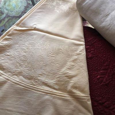D32: Tablecloth/ Napkin Lot